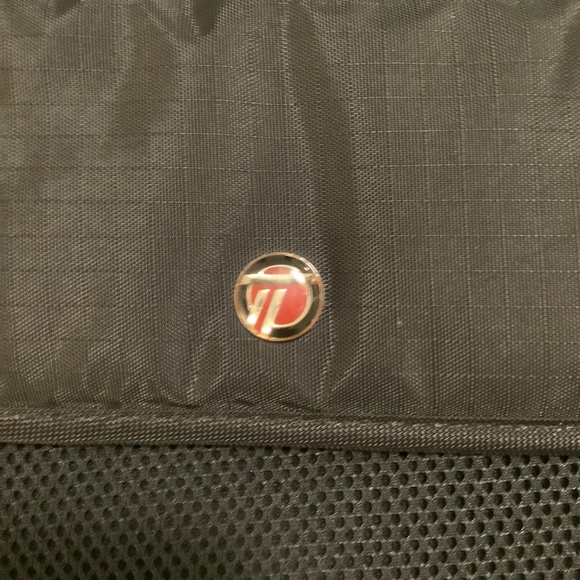 Large format laptop carry bag, with lots of space for accessories. - Picture 2 of 7